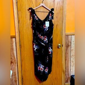 Belongski NWT romper sz XL pockets shoulder ties floral‎